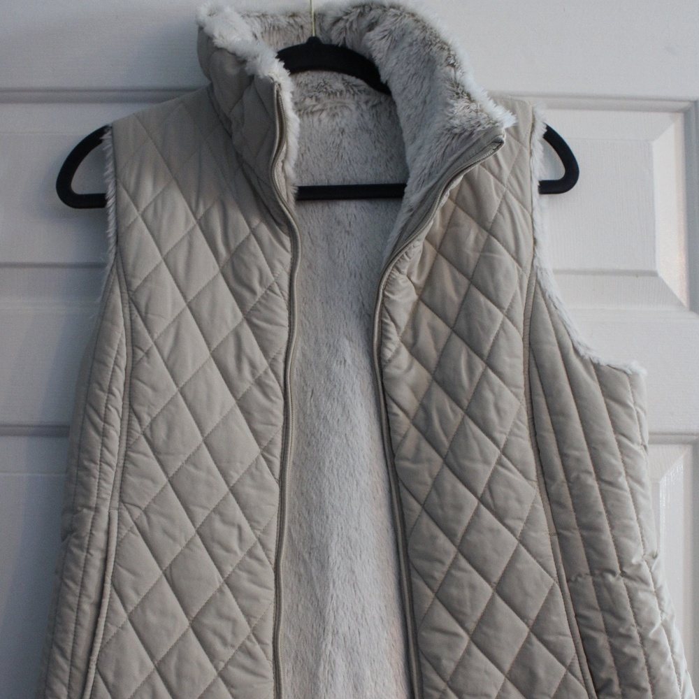 Reversible Puffer Vest with Faux Fur
